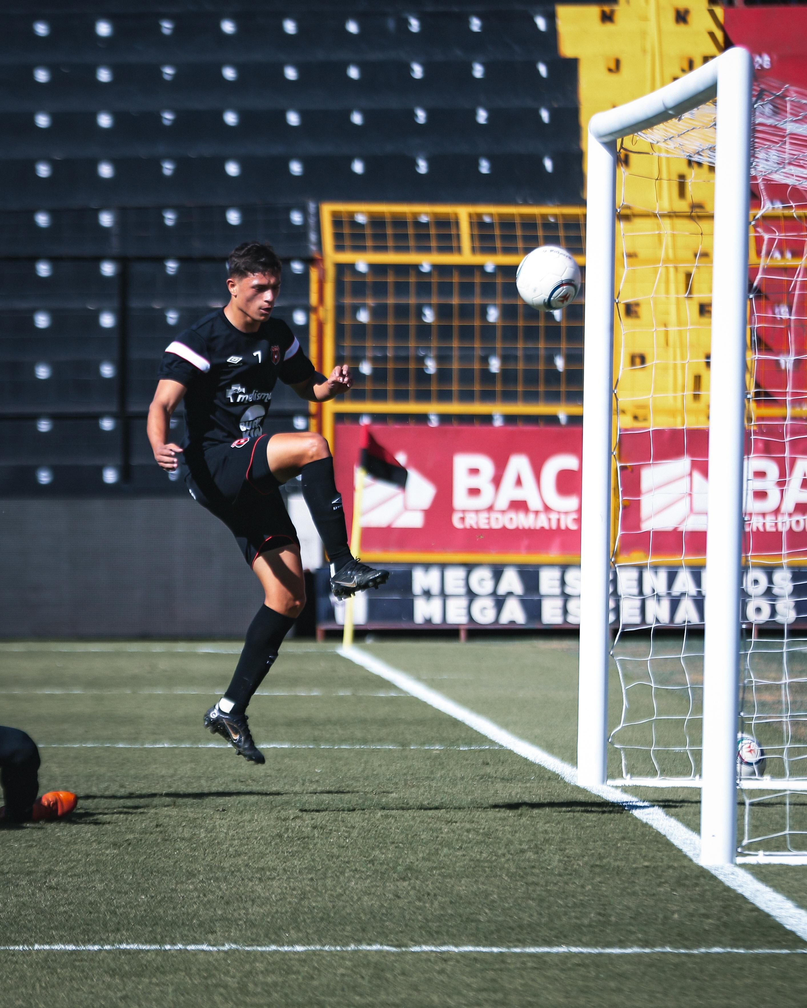 Anthony Hernández es uno de los jugadores que han dejado la impresión de merecer más minutos con Liga Deportiva Alajuelense.