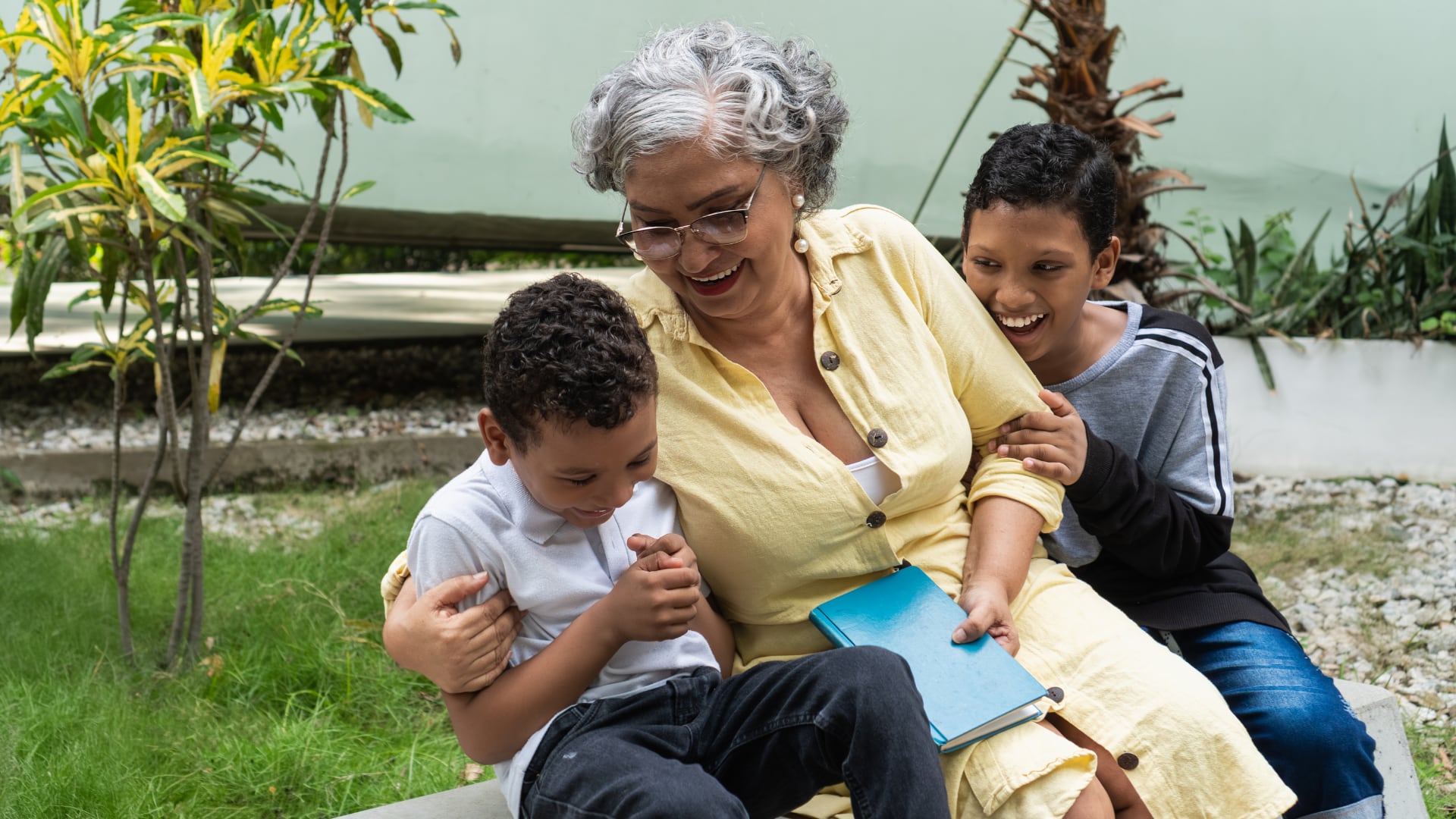 Un estudio con más de 1.700 adultos mayores halló mejor desempeño cognitivo en quienes cuidan nietos, sin importar cuántas horas dediquen.