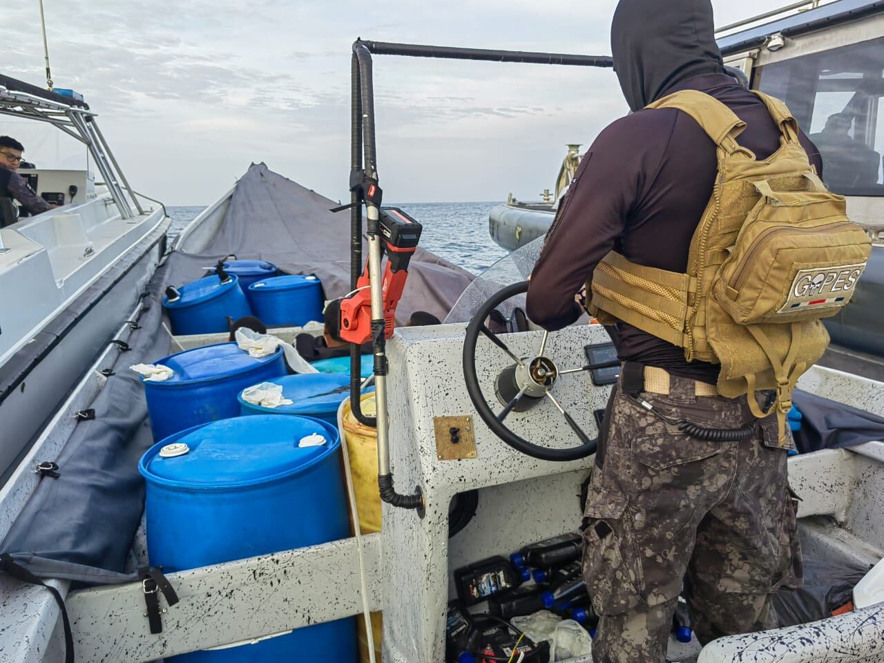 Los sospechosos fueron detenidos la madrugada de este viernes cuando navegaban en dirección hacia Limón. Foto MSP.