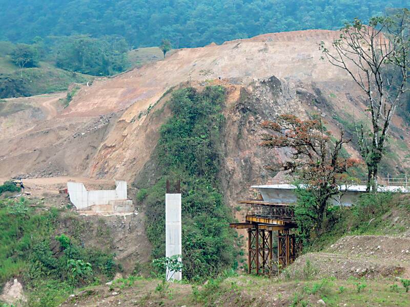 19/04/2014. Estado de la carretera en construcción entre Sifón de San Ramón y La Abundancia de San Carlos, puente sobre quebrada laguna está sin terminar. Foto Carlos Hernández