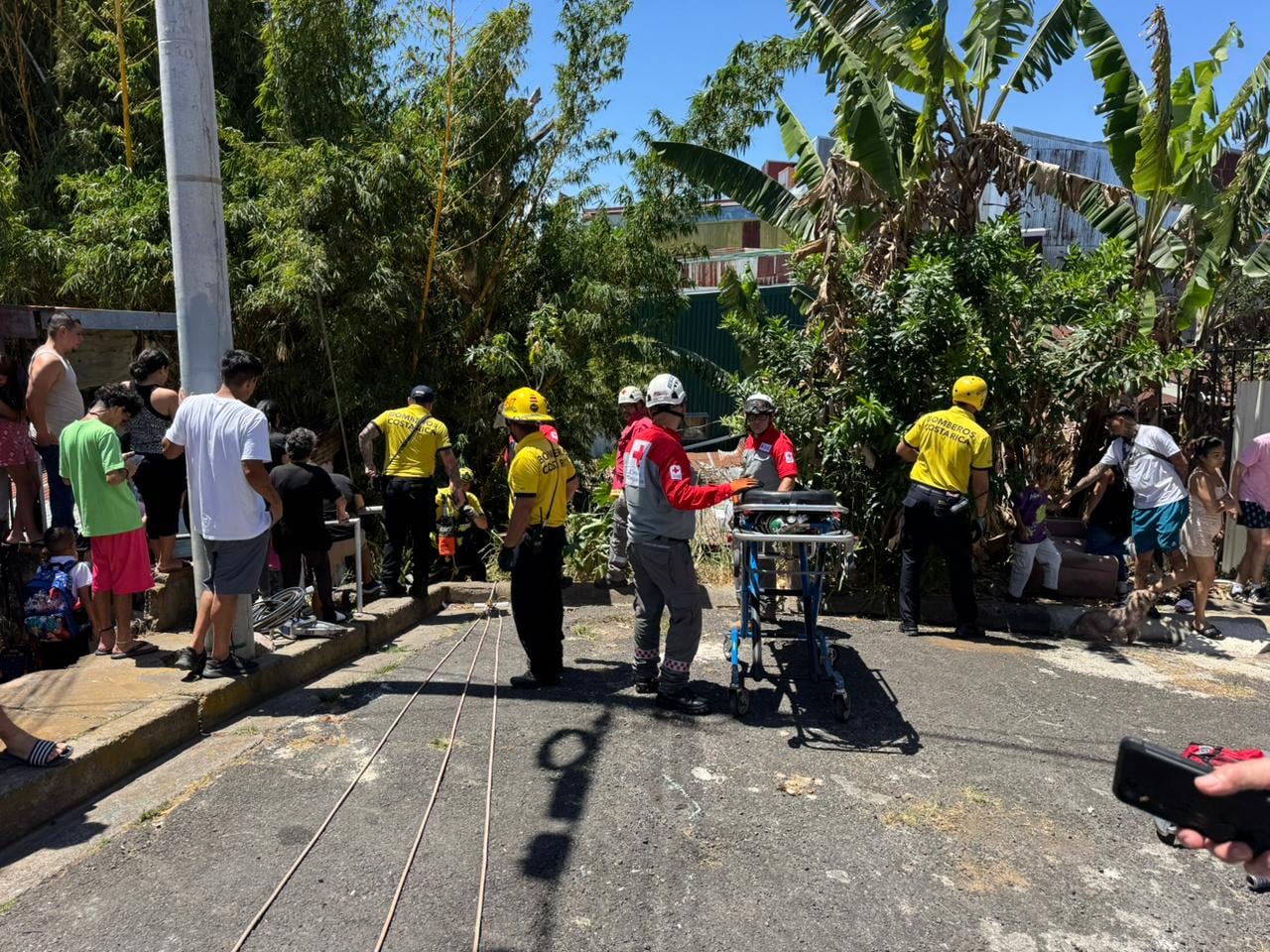 Personal de la Cruz Roja Costarricense utilizó equipos de cuerdas y sistemas de extracción para rescatar al sobreviviente de 80 años.