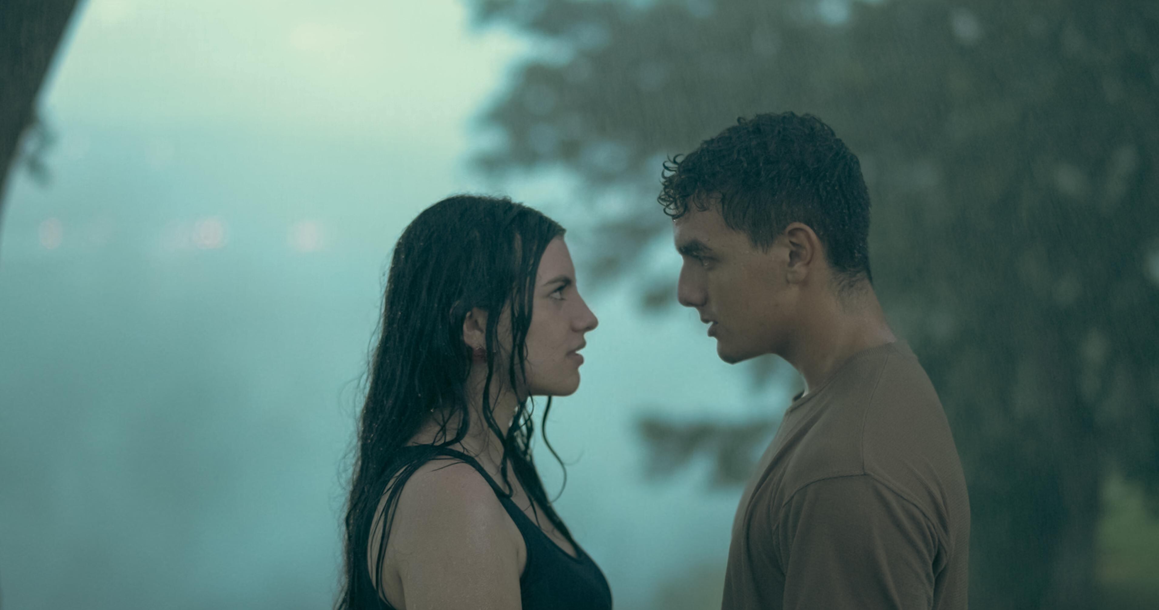 Escena de Una navidad sin nieve con Lucy y Marco bajo la nieve