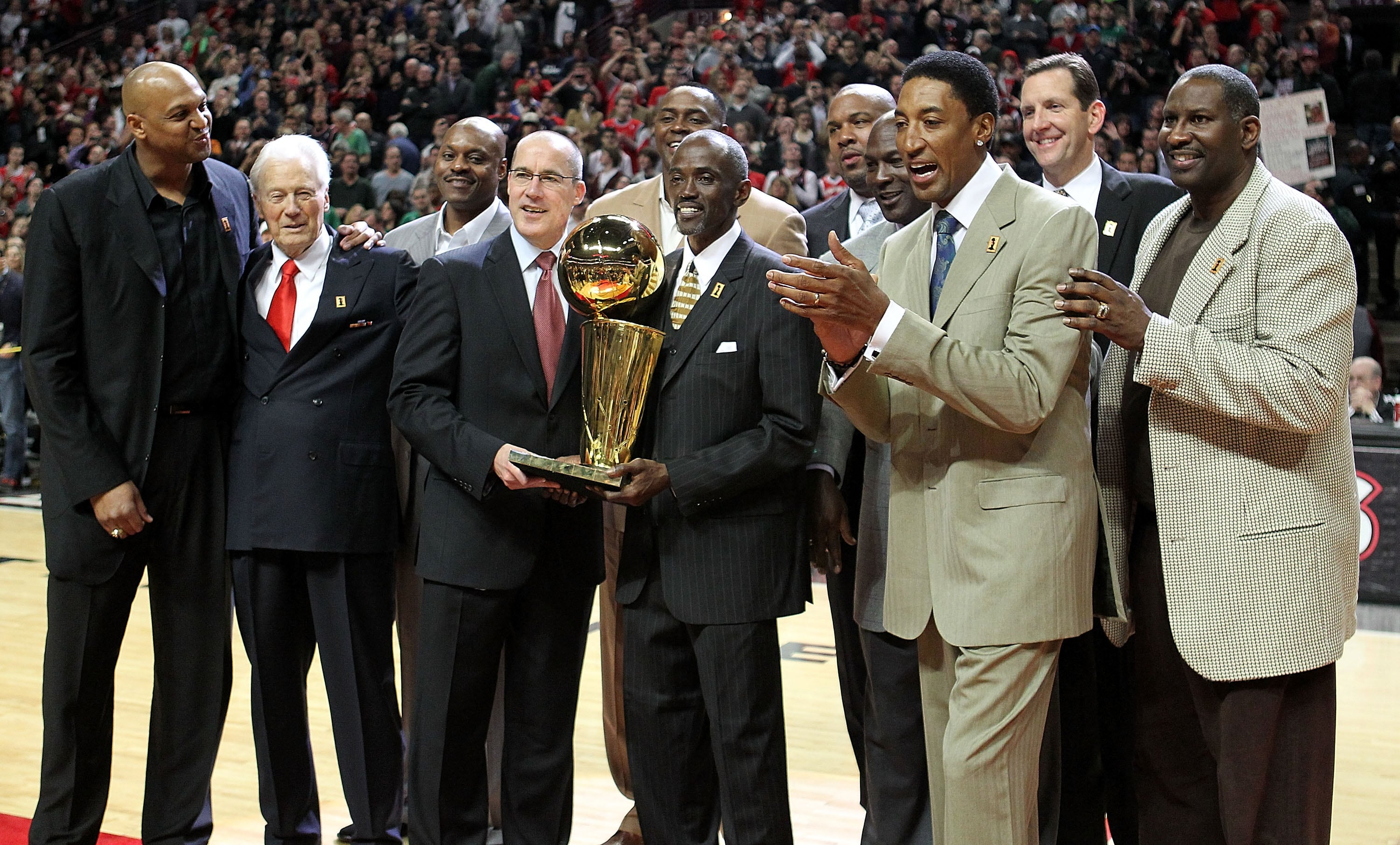 Stacey King (atrás), aquí junto a otros jugadores de los Bulls de Chicago de los años 90 durante un homenaje que les hicieron en el 2011.