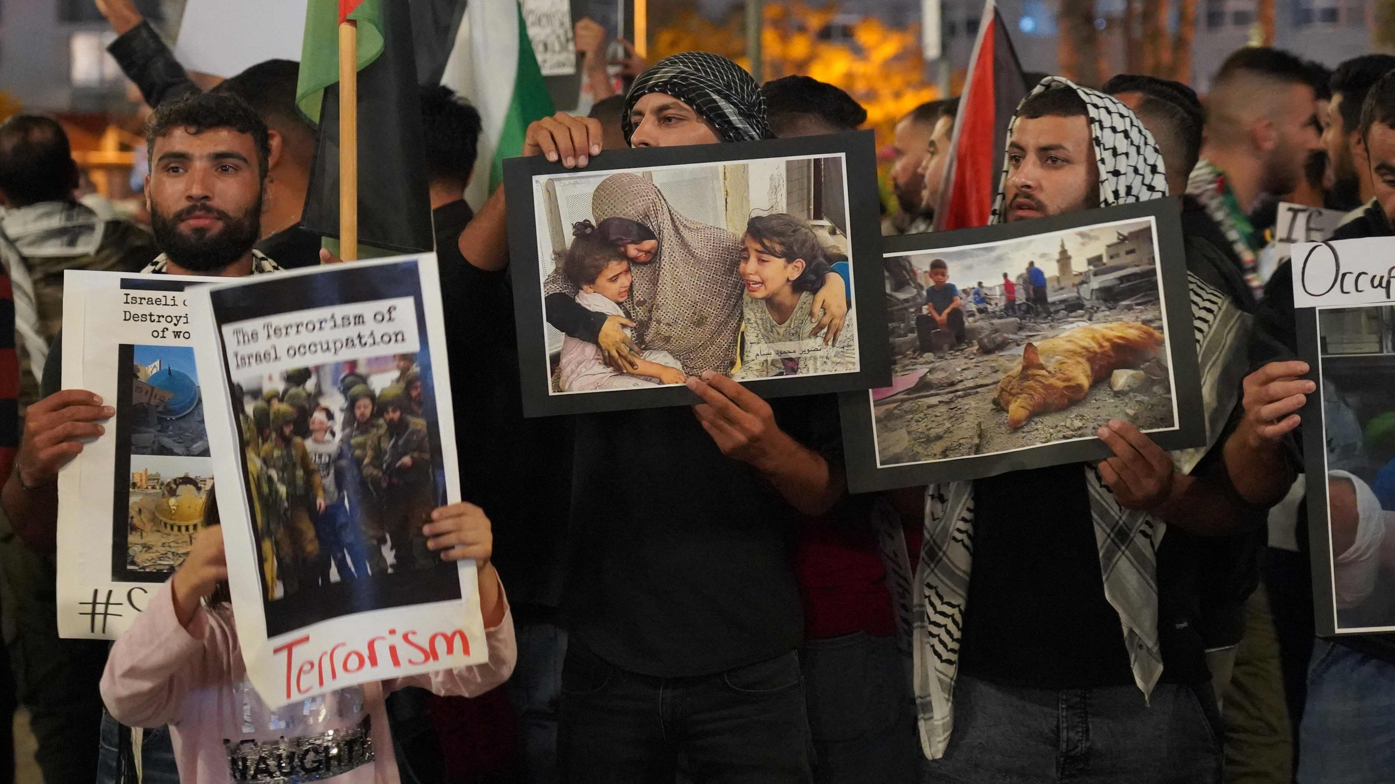 Imagen con miles de familiares con carteles que reclaman libertar para los rehenes del grupo Hamás.