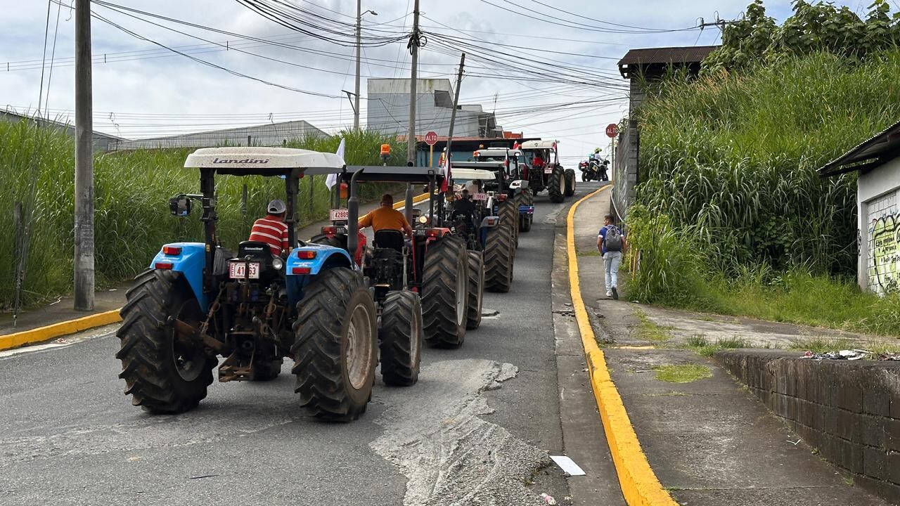 Los tractores venidos de Cartago debieron tomar una ruta distinta a otros vehículos participantes en la manifestación. Los "chapulines" fueron guiados por Policía de Tránsito a través de Curridabat rumbo a Zapote. Fotografía: