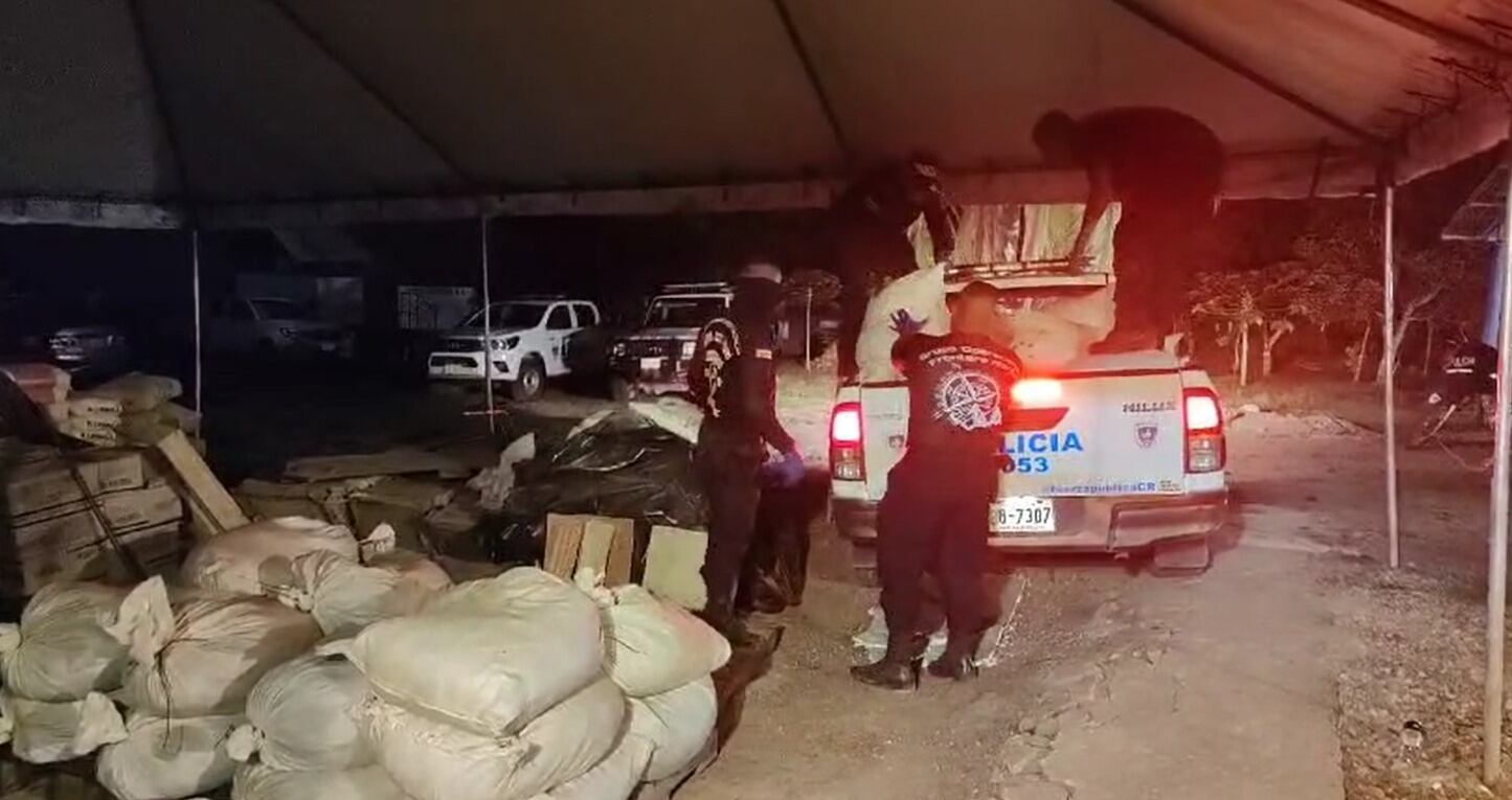 Los sacos de cianuro quedarán a la orden del Ministerio de Salud, mientras que al OIJ se le informó del hallazgo para investigar de quién es la propiedad donde estaba el cianuro. Foto: MSP.