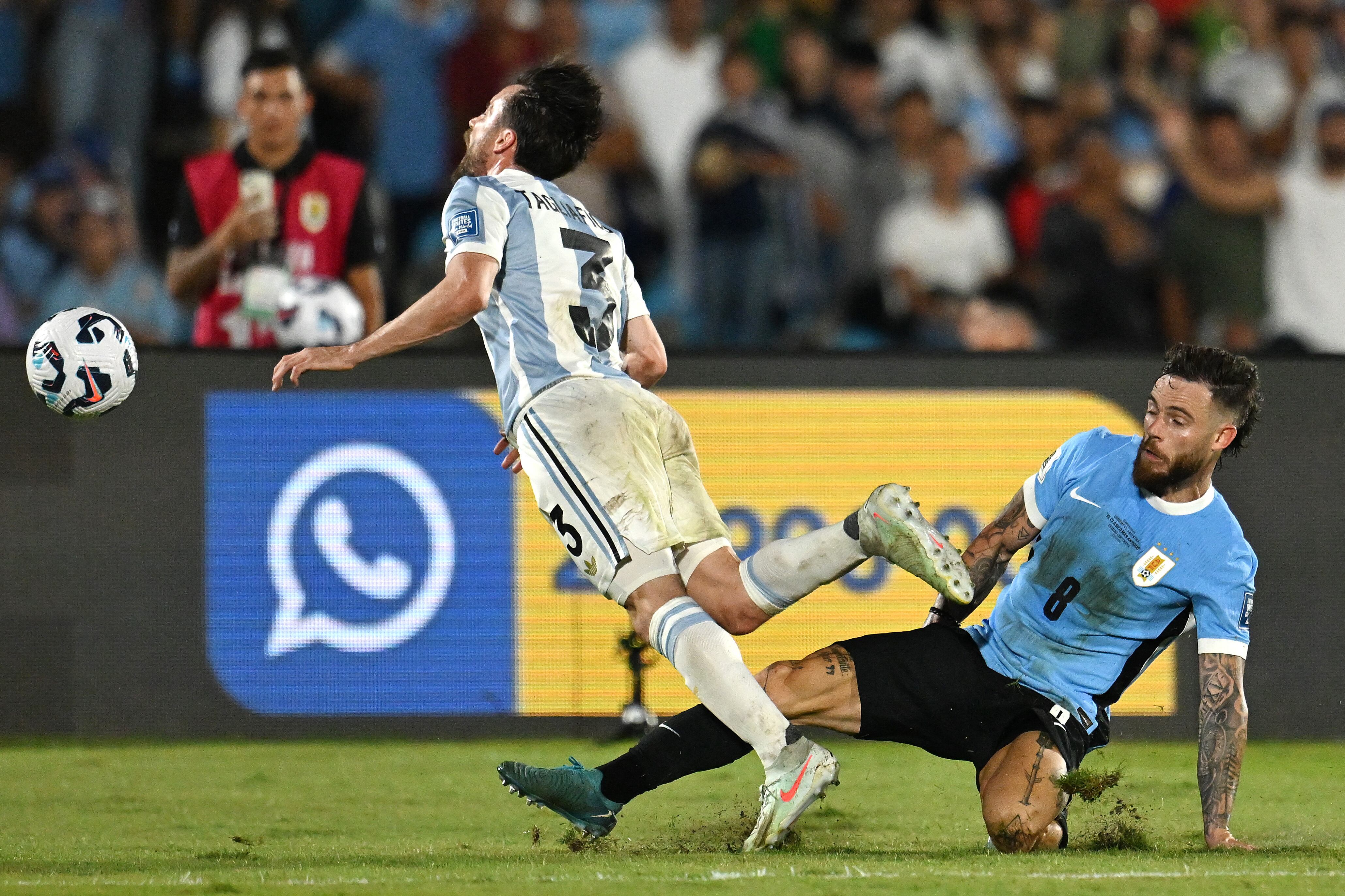 El lateral izquierdo argentino, Nicolás Tagliafico, recibió una entrada del uruguayo Nahitán Nández durante el encuentro por la clasificación al Mundial 2026.