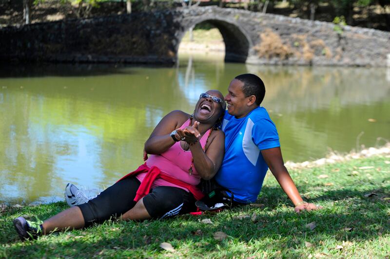La pareja formada por Thelma Darkings y su esposo Ángel La O mostrándose cariñosos.