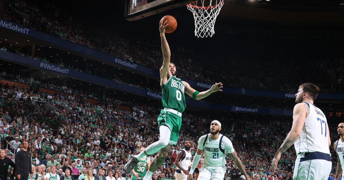 Jayson Tatum # 0 de los Boston Celtics conduce hacia la canasta durante el juego Dallas Mavericks durante el Juego 5 de las Finales de la NBA de 2024. (Foto: AFP)