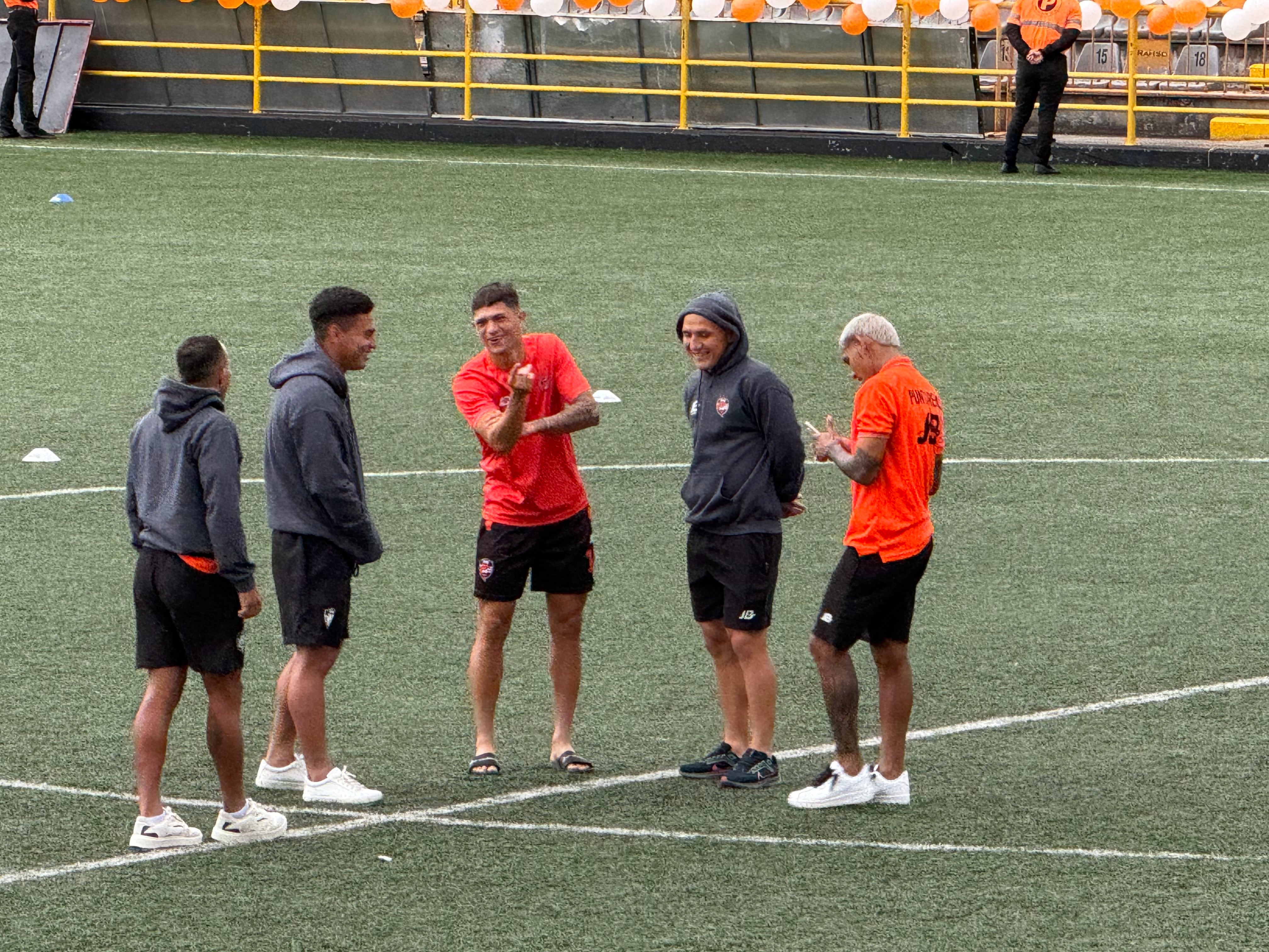 Anthony Hernández sonríe junto a sus compañeros de Puntarenas FC luego de la llegada del equipo al Estadio Ernesto Rohrmoser, en Pavas.
