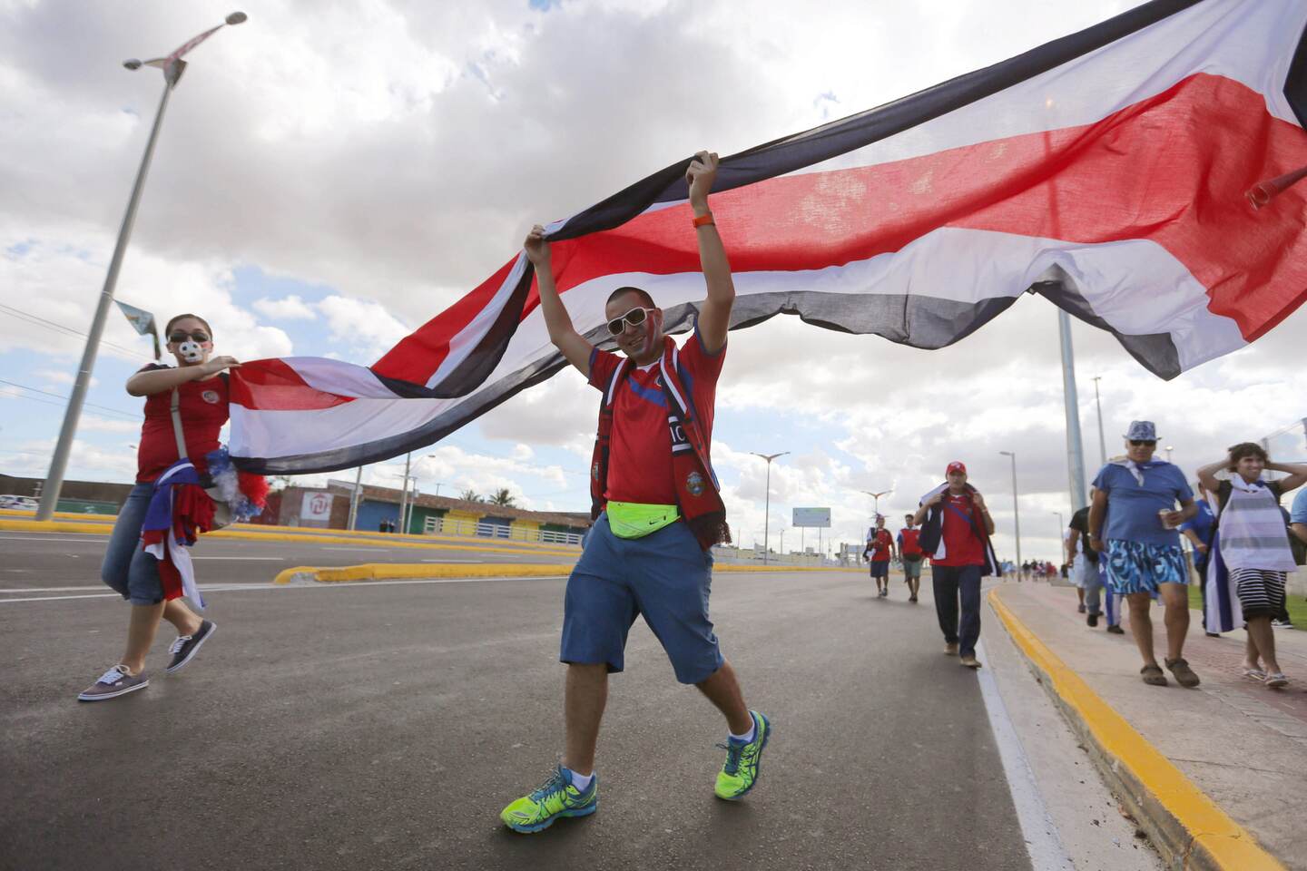 MUN07-3. FORTALEZA (BRASIL), 14/06/2014.- Seguidores de Costa Rica se dirigen al estadio Castelao de Fortaleza, para asistir al partido Uruguay - Costa Rica, del Grupo D del Mundial de Fútbol de Brasil 2014, que ambas selecciones disputarán hoy 14 de junio de 2014. EFE/Paolo Aguilar