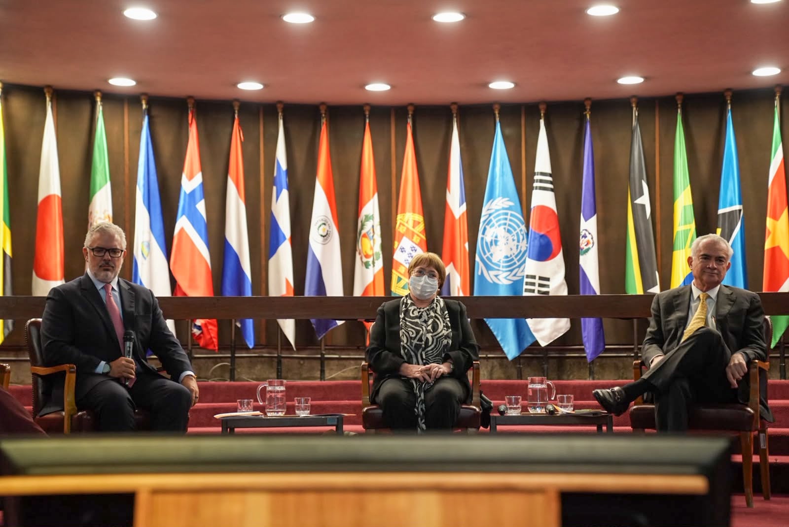 La Comisión sobre Geopolítica, Globalización y Desarrollo para América Latina y el Caribe, convocada por la CEPAL, presentó el 4 de agosto 2026, el informe Rupturas y oportunidades: propuestas para que América Latina y el Caribe prospere en la nueva era geopolítica. En la foto: Iván Duque, expresidente de Colombia; Michelle Bachelet, expresidenta de Chile; y José Manuel Salazar-Xirinachs, secretario ejecutivo de la Cepal.