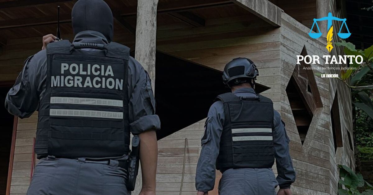 En la imagen dos oficiales de la policía de migración. Imagen con fines ilustrativos.