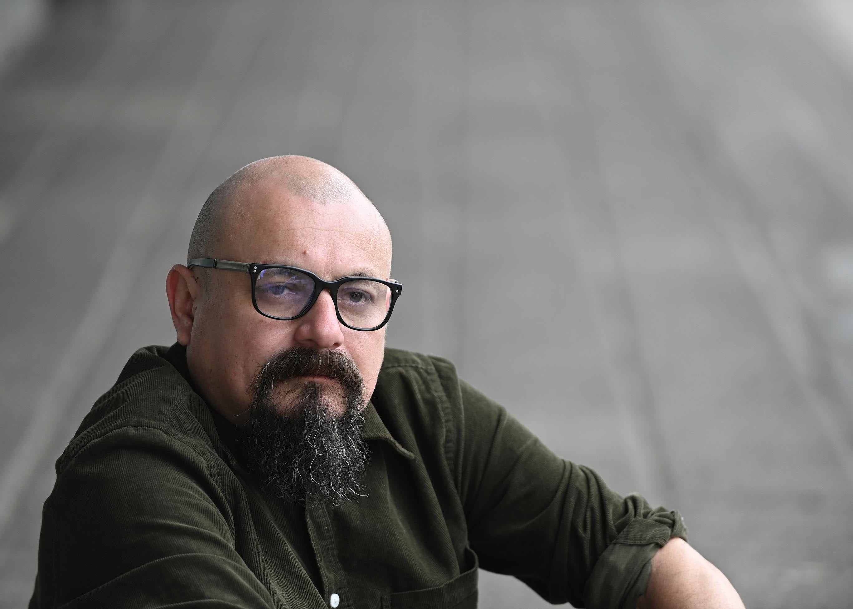 10 de junio del 2025. Estación de trenes del Atlántico, San José. 10:30 hrs. Retratos de los escritores costarricenses Gerardo César Hurtado y Bernabé Berrocal para la Revista Dominical. En la foto: Gerardo César Hurtado. Foto; Albert Marín