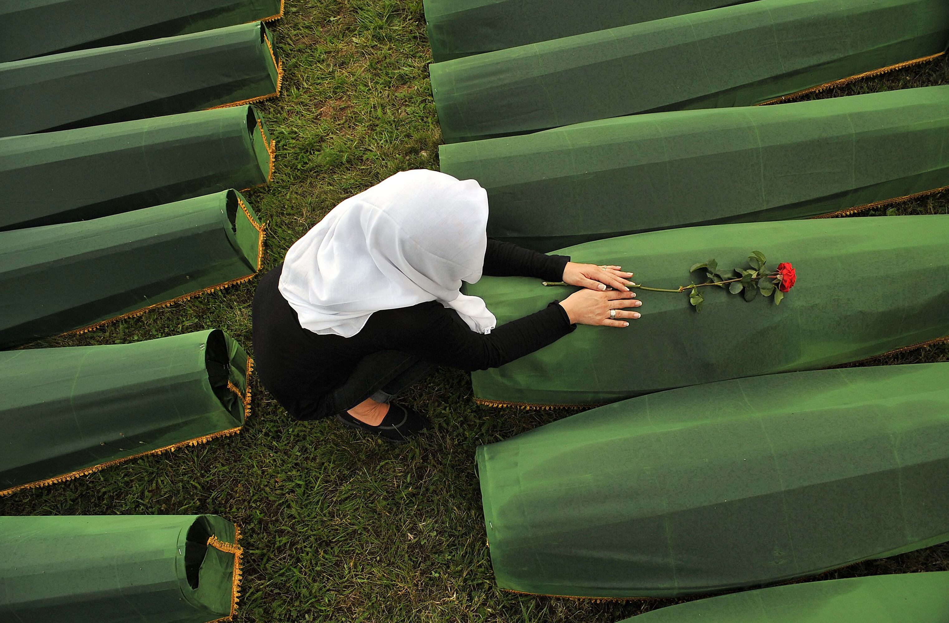 Una mujer musulmana bosnia, sobreviviente de la masacre de Srebrenica en 1995, lloró en el féretro de su familiar en el cementerio conmemorativo de la aldea de Potocarion, cerca de la ciudad de Srebrenica, en Bosnia Oriental, el 10 de julio de 2013. Fotografía: