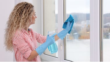 El truco que casi nadie conoce para limpiar ventanas y dejarlas sin marcas