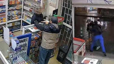 Mujer peleó con ladrón armado y repelió el asalto: Vea el impactante video