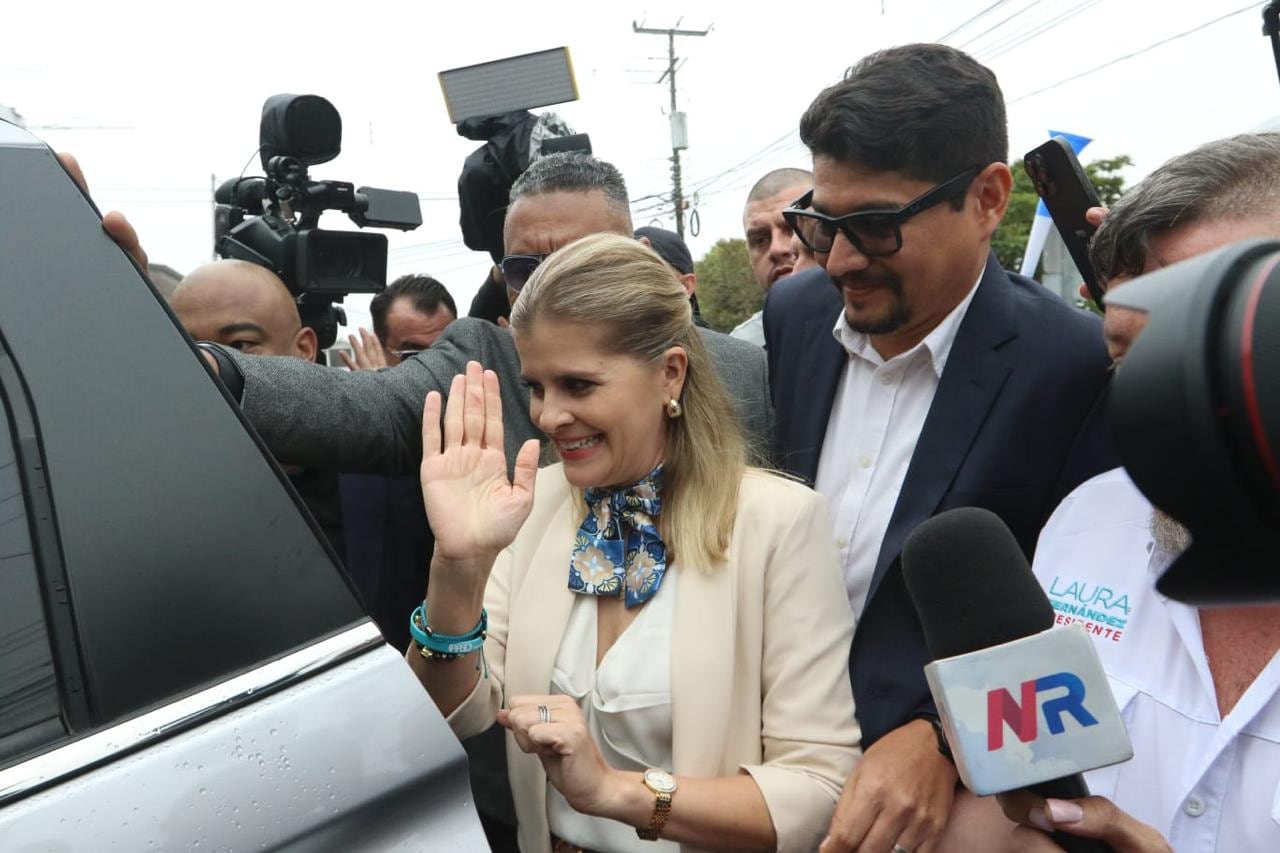Laura Fernández durante su recorrido este domingo, en las elecciones nacionales 2026.