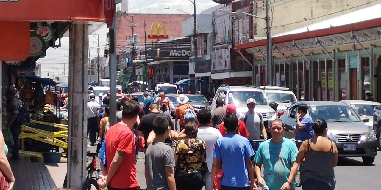 Imagen de la afluencia de personas la mañana de este sábado 4 de abril, en las afueras del Mercado Municipal de Cartago. Foto: Keyna Calderón