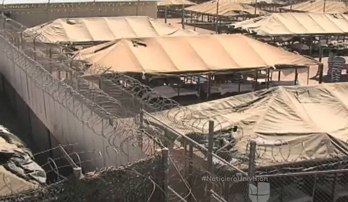 El ex viceministro de Justicia, Exleine Sánchez Torres, puso la 'Ciudad de las carpas', en Maricope, Arizona, como ejemplo de las desventajas de usar carpas para cárceles. Imagen tomada de video de Univisión Noticias en Youtube