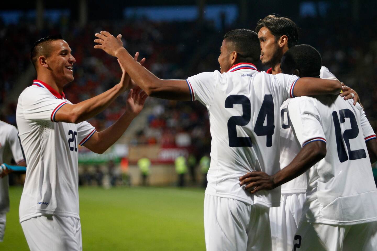 Johan Venegas celebra el gol que le anota a David De Gea portero de la Selección de España.
