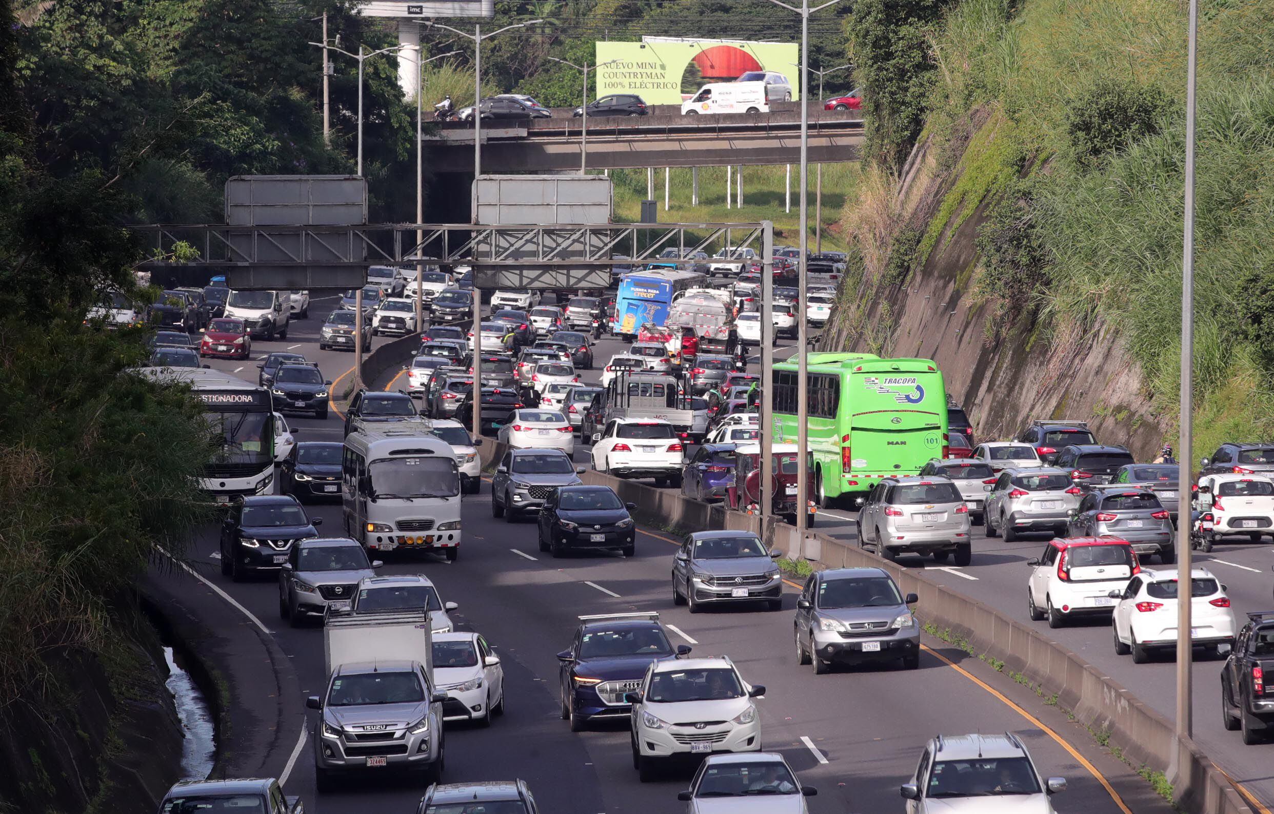 Congestionamiento vehicular en una autopista de Costa Rica, vinculado a la noticia de la introducción de MNK Seguros como oferente del Seguro Obligatorio de Automóviles (SOA) en 2025.