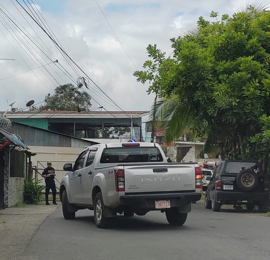 Todavía avanzada la tarde la Policía seguía en la casa de dos pisos, de 200 metros de construcción, donde 40 metros de la segunda planta se vieron afectados por un estallido. Foto: Cortesía San Clemente Informa.