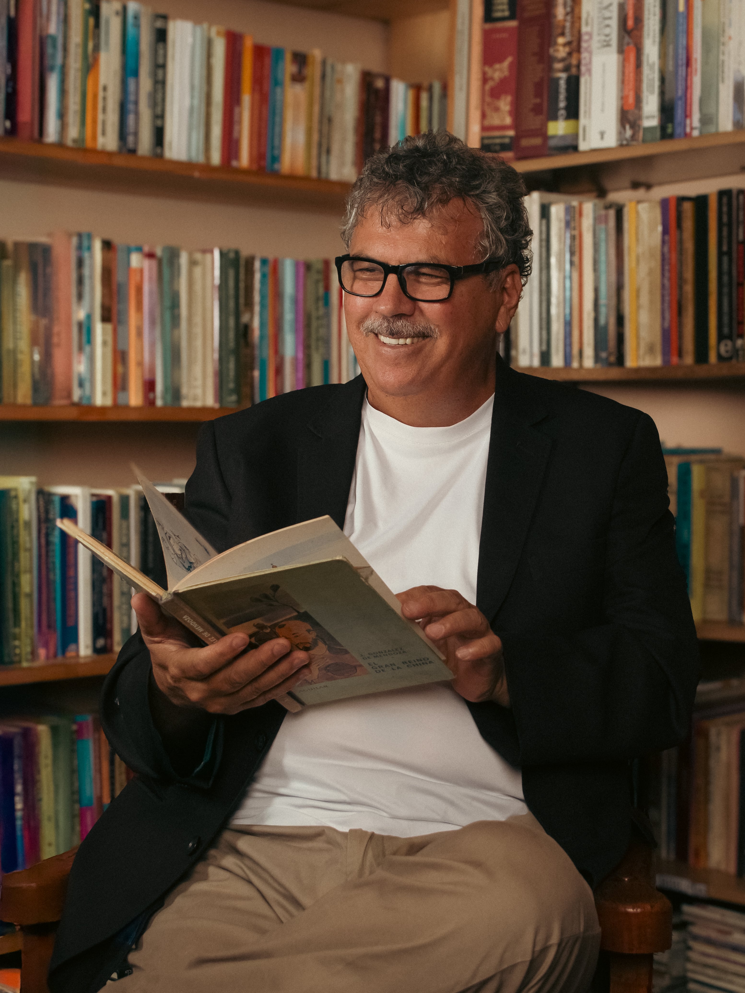 Edmundo Retana ha publicado varios libros de poesía, muchos de ellos en ediciones de autor.