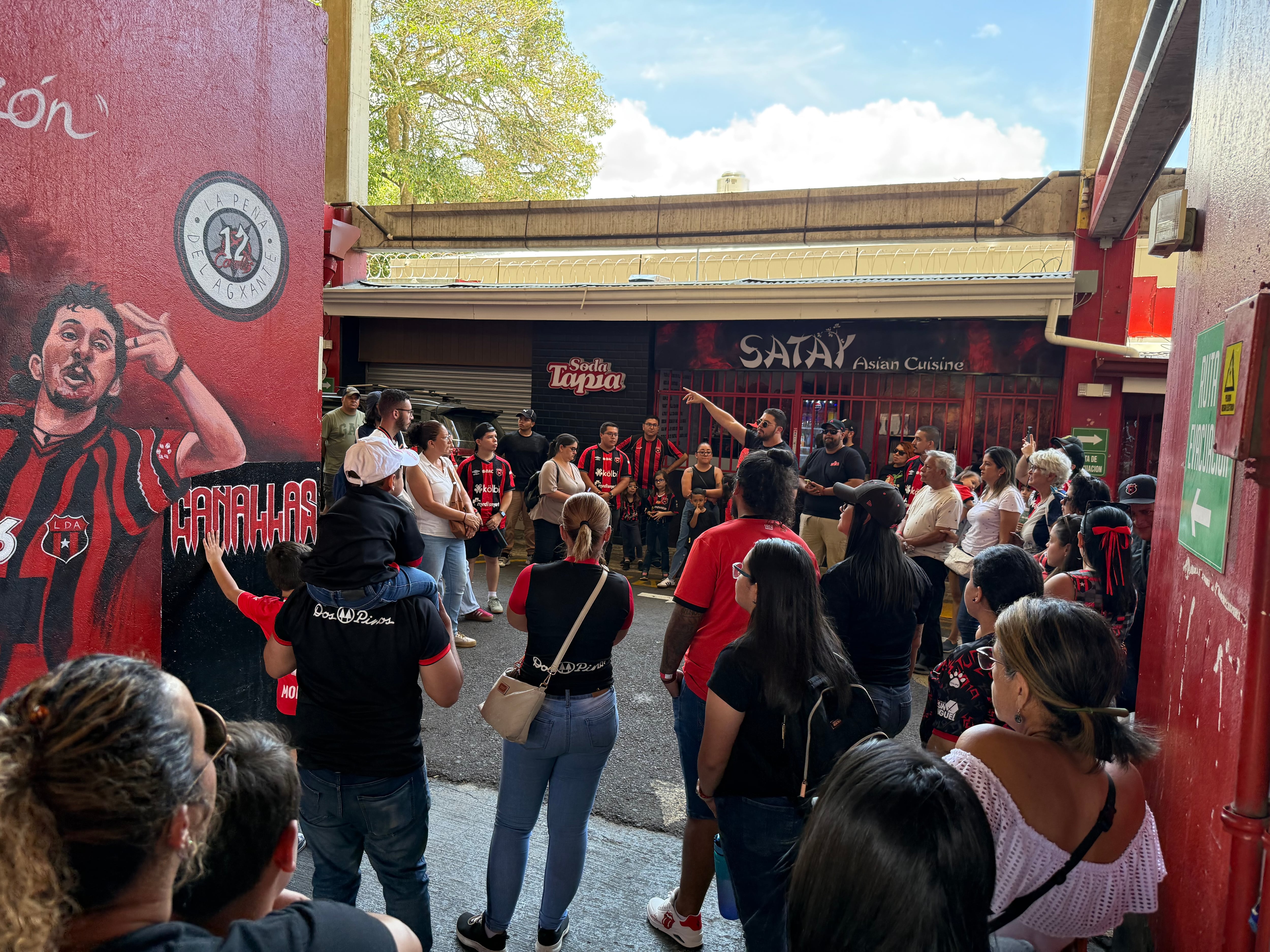 En el Estadio Alejandro Morera Soto, las paredes hablan, como unas en las que están Mauricio Montero, Wílmer López y Pablo Gabas.