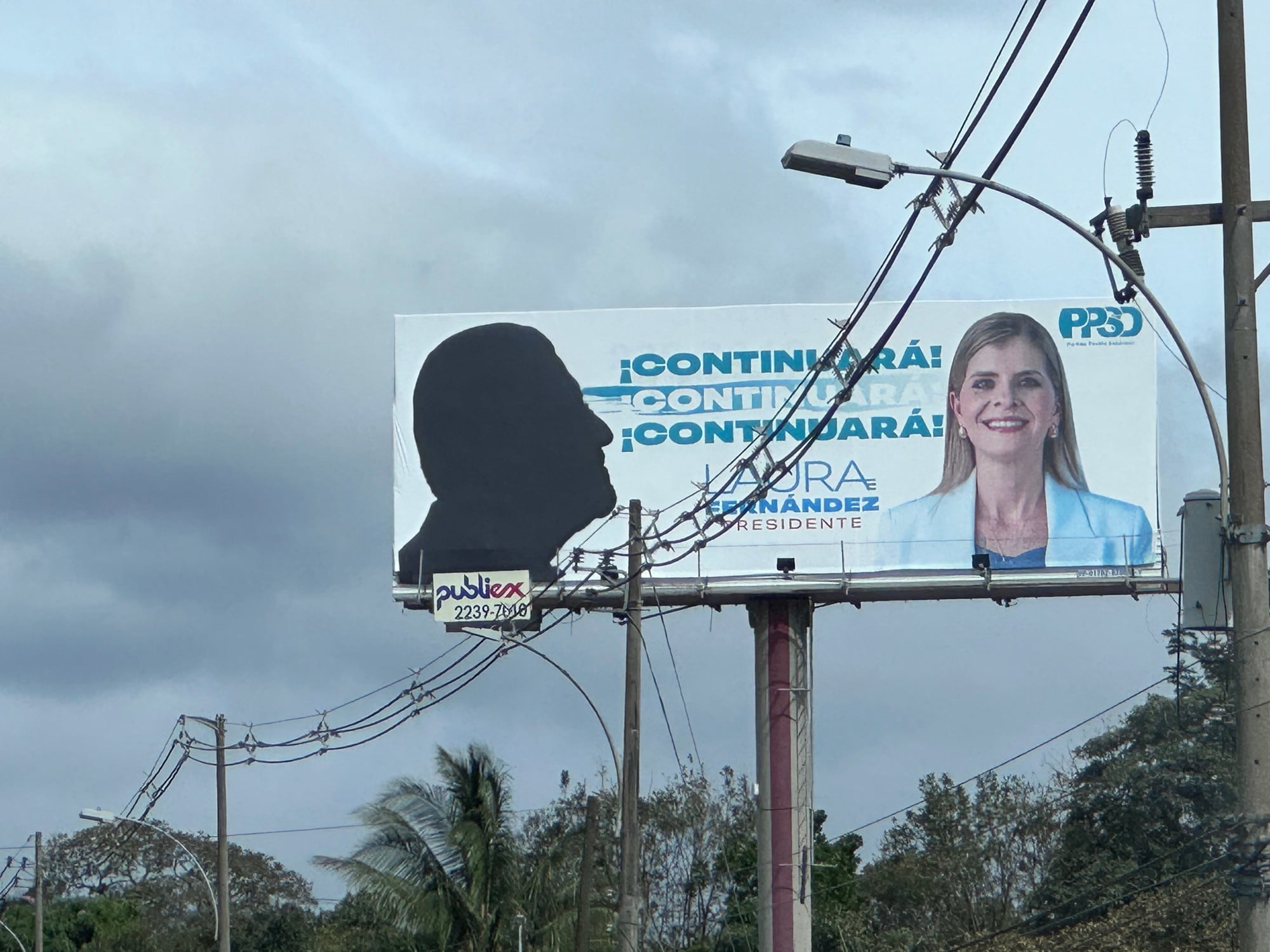 Valla de Partido Pueblo Soberano con la silueta reconocible de Rodrigo Chaves Robles.