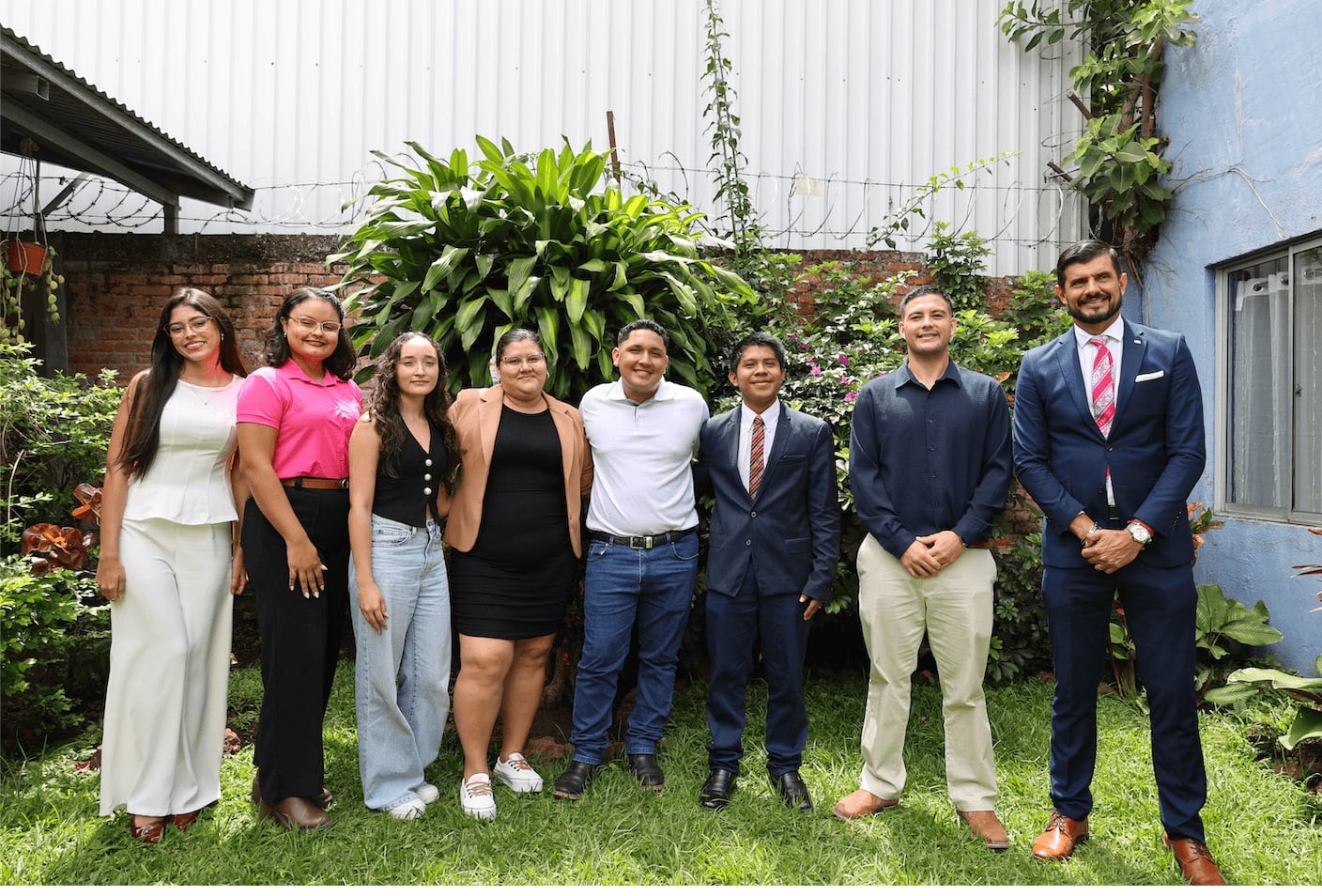 Más de 200 estudiantes de facultades, centros, sedes y secciones regionales recibieron reconocimiento por su excelencia académica, liderazgo, compromiso social, servicio universitario, arte y deporte. Durante el mes de agosto, la Universidad Nacional (UNA) le rindió homenaje.