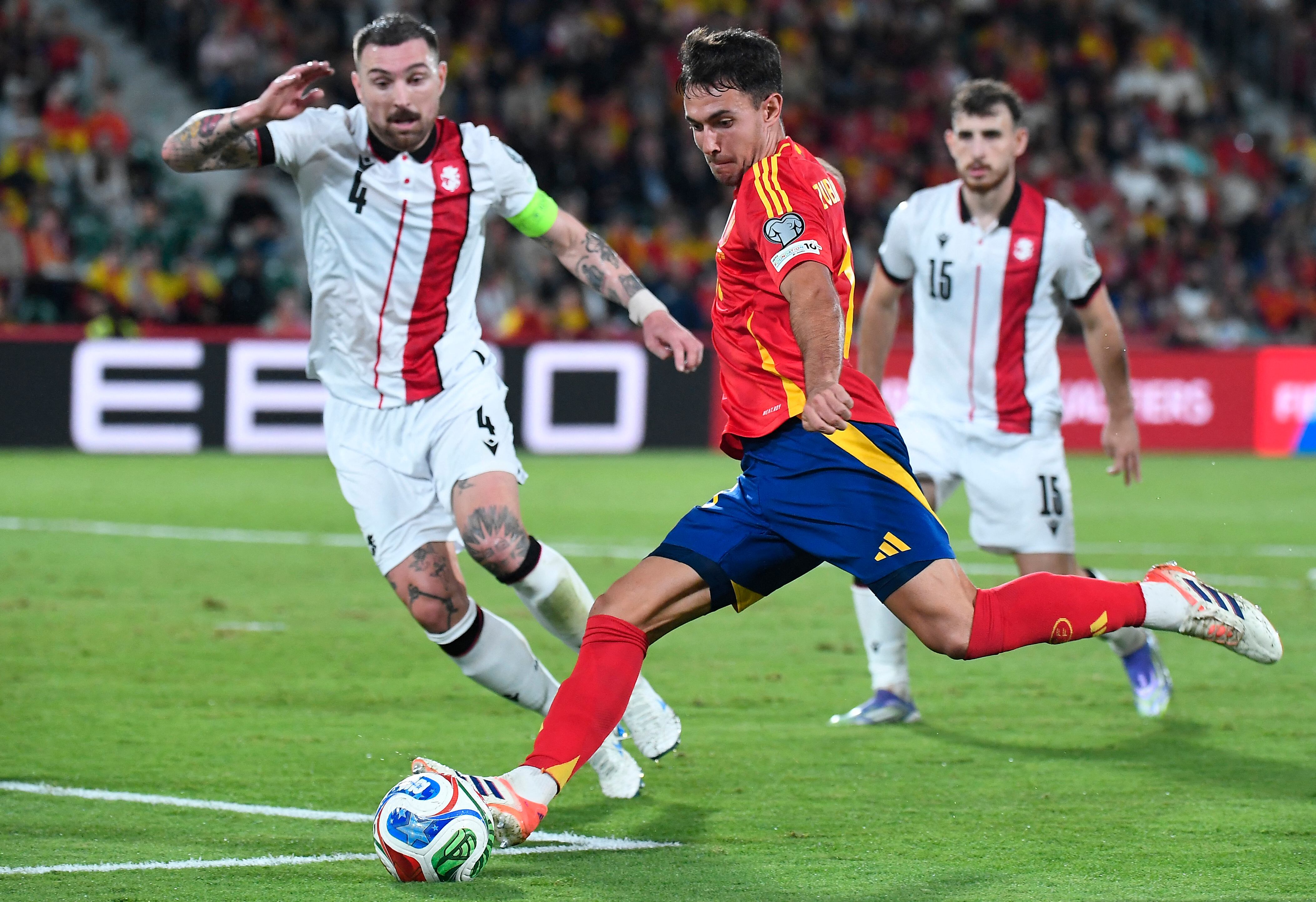 El defensor de Georgia Guram Kashia sale a topar al español Martín Zubimendi durante el partido por las eliminatorias europeas rumbo al Mundial.