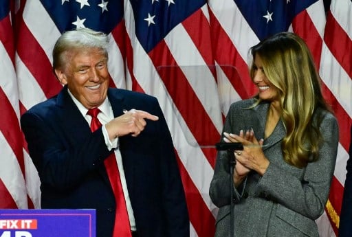 Donald Trump señala a su esposa, Melania, durante un evento la noche electoral en el Centro de Convenciones de West Palm Beach, Florida.