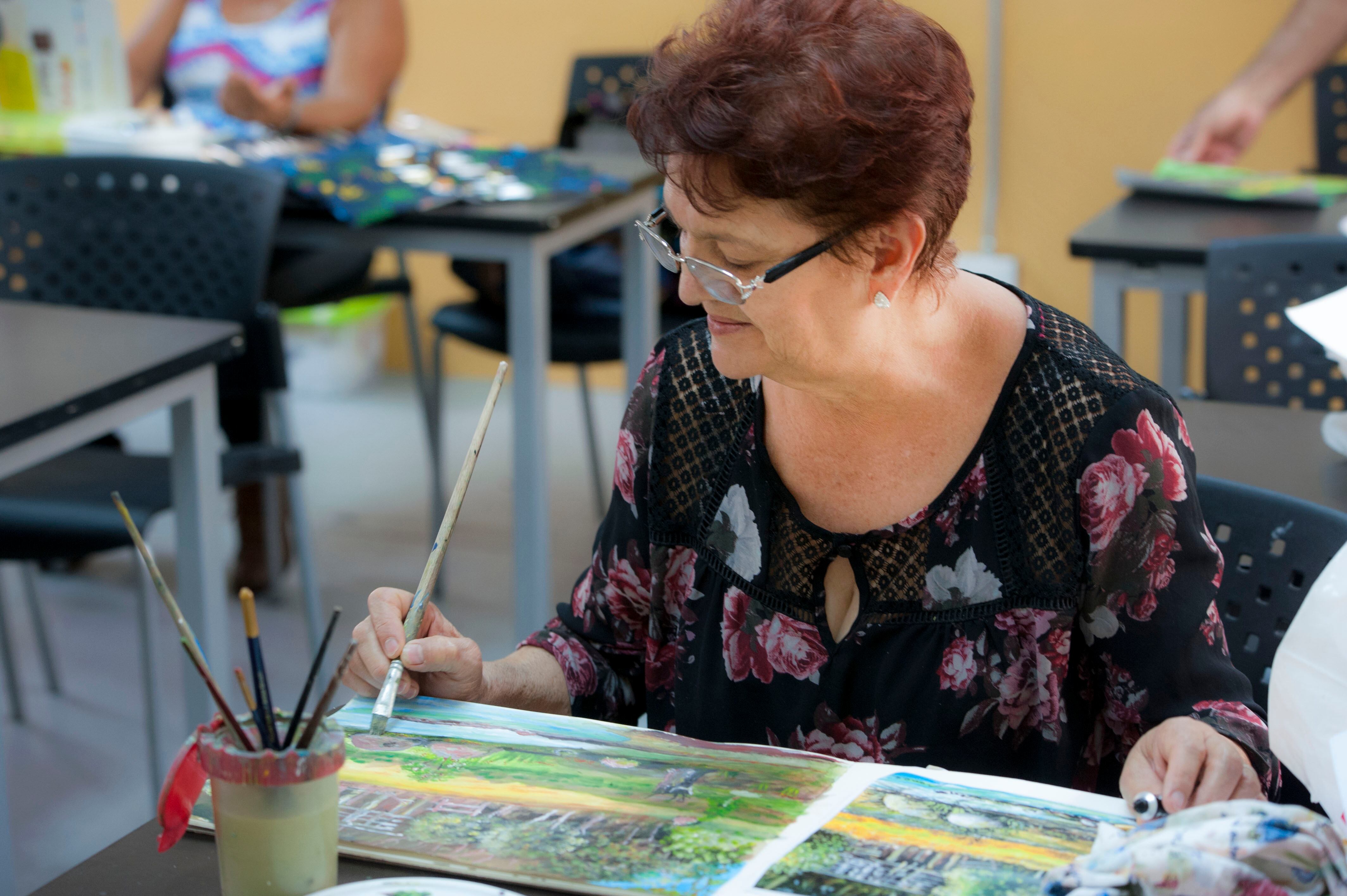 Curso de pintura en Ageco para personas adultas y adultas mayores.