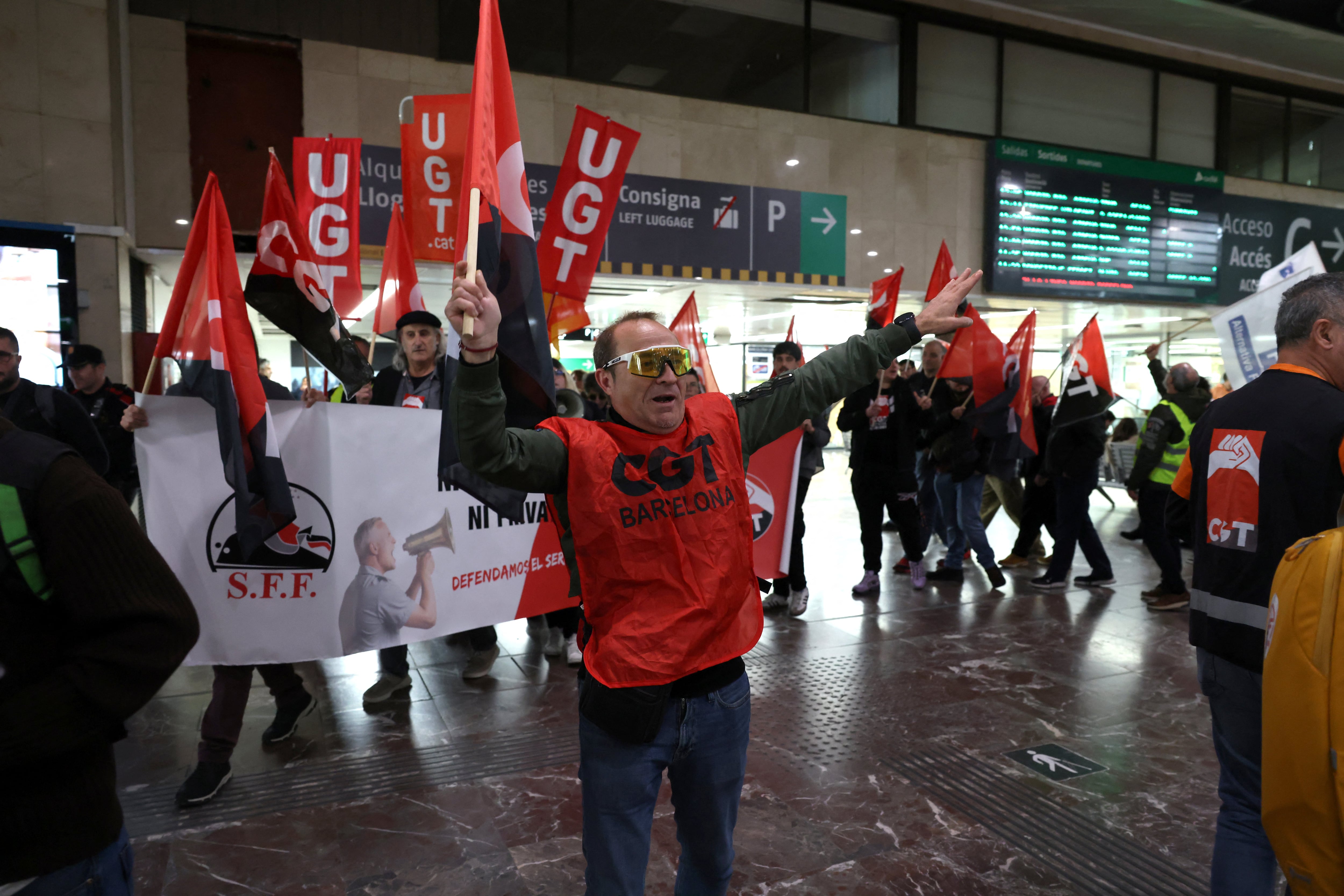 Sindicalistas se manifiestan en la estación de Sants de Barcelona este 9 de febrero, en medio de una huelga nacional del sindicato de maquinistas españoles para exigir medidas de seguridad ferroviaria tras los accidentes mortales de Adamuz y Gelida. Los maquinistas españoles iniciaron una huelga de tres días para exigir mayor seguridad en su profesión después de que dos accidentes se cobraran 47 vidas el mes pasado y dejaran a miles de pasajeros varados.