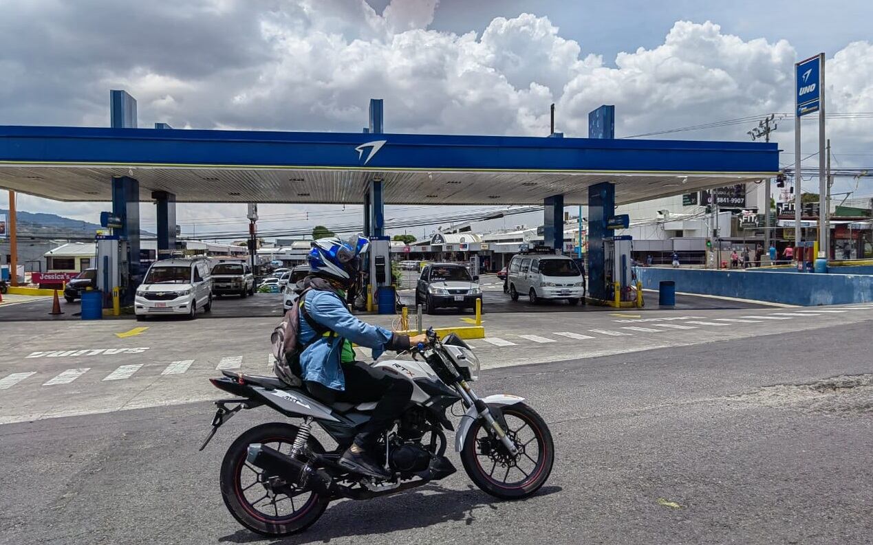 Gasolinera Uno frente a Plaza América en Hatillo