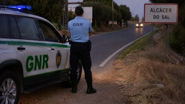 Niños franceses de 3 y 5 años aparecen solos en carretera aislada de Portugal y autoridades investigan posible abandono