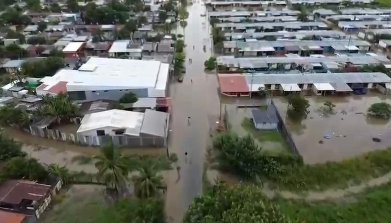 La comunidad de Bella Vista, en Barranca, amaneció con sus calles completamente cubiertas por agua, tras el desbordamiento de un río producto de fuertes lluvias.