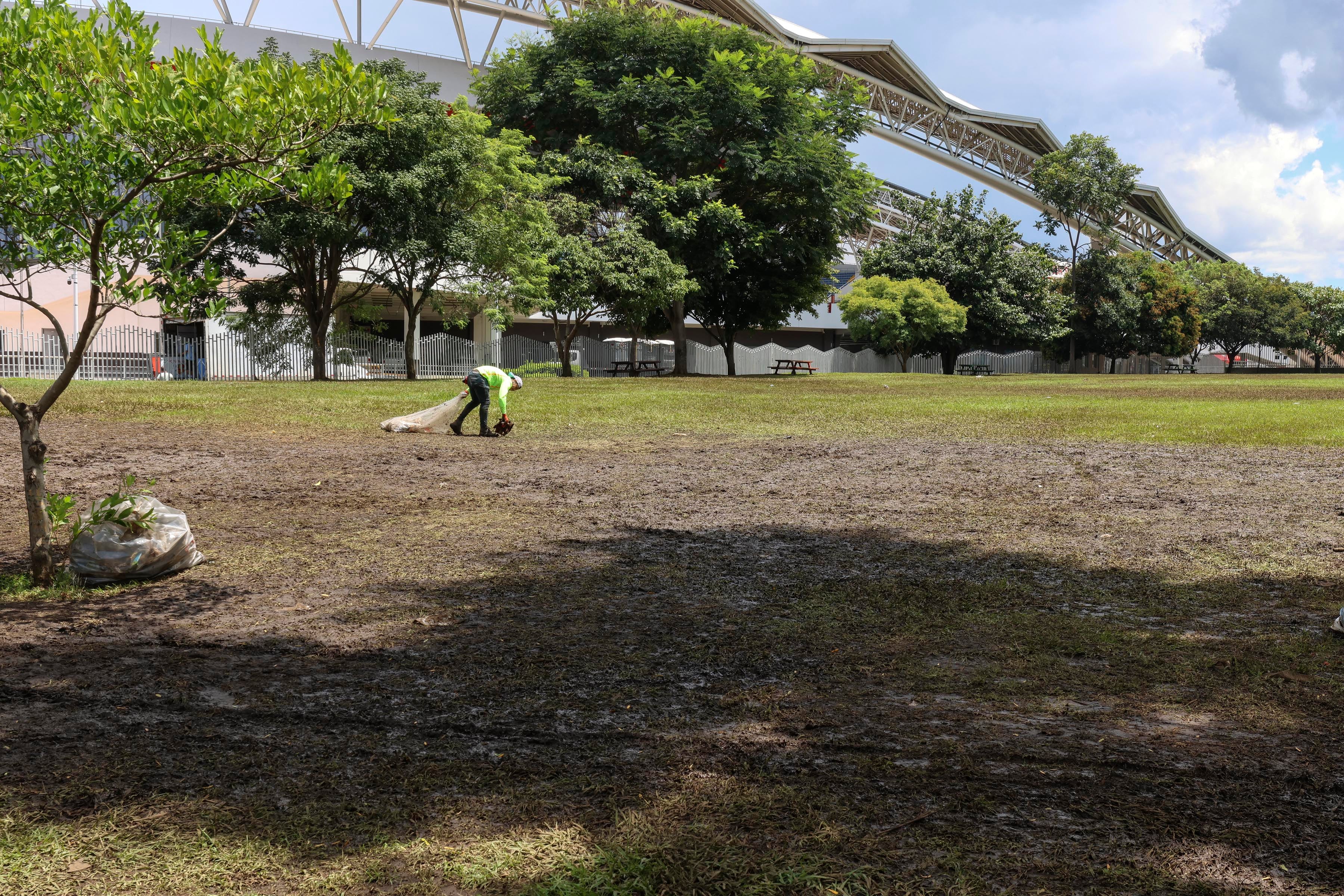 Zonas verdes de La Sabana el día después del concierto de Aventura