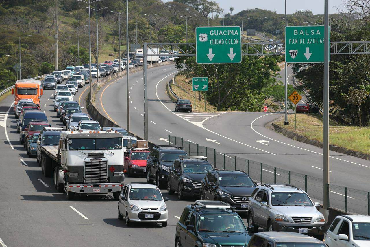 Vecinos de Atenas protestan con tortuguismo en la ruta 27, por el "derecho al agua".