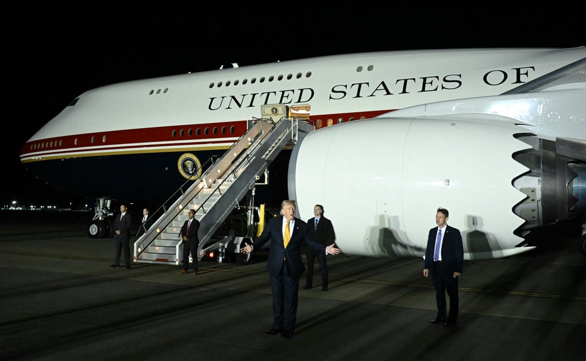 El presidente de Estados Unidos, Donald Trump, hace un gesto frente al Air Force One después de desembarcar del antiguo VC-25A Air Force One en la base de la Real Fuerza Aérea (RAF) de Mildenhall, en Mildenhall, este de Inglaterra.