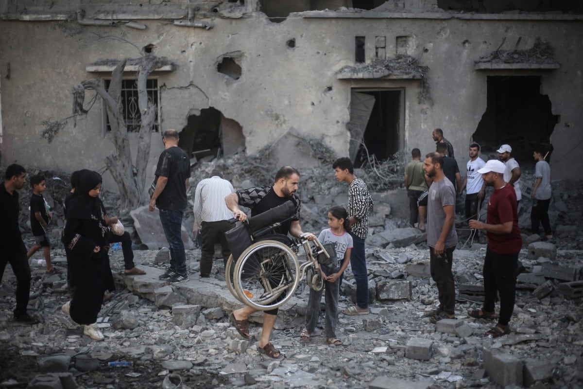 Palestinos recogen los escombros tras bombardeo de Israel en Deir al-Balah, Gaza, que dejó dos muertos este 29 de julio.
