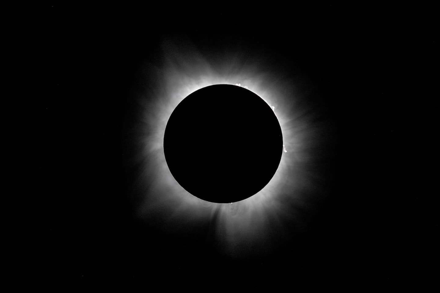 Durante la fase total del eclipse, la Luna ocultará completamente al Sol y permitirá observar su corona durante poco menos de dos minutos en algunos puntos de España.