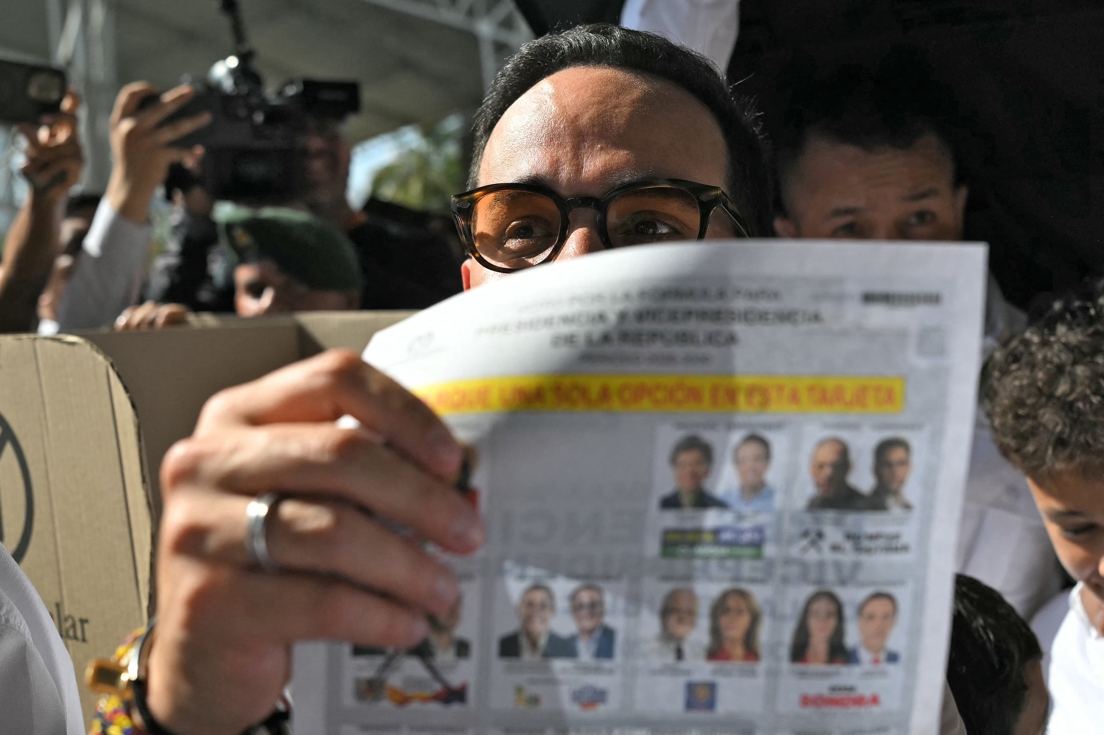 El candidato presidencial Abelardo de la Espriella muestra su papeleta tras emitir su voto durante las elecciones presidenciales de Colombia, celebradas este 31 de mayo de 2026 en Barranquilla. Foto: AFP / Rodrigo Buendía.