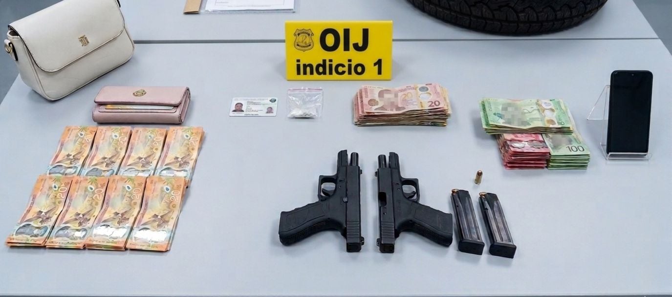 Además de una fuerte suma de dinero en efectivo, la pareja llevaba en un vehículo dos armas de fuego, tipo pistolas, al parecer de 9 mm.