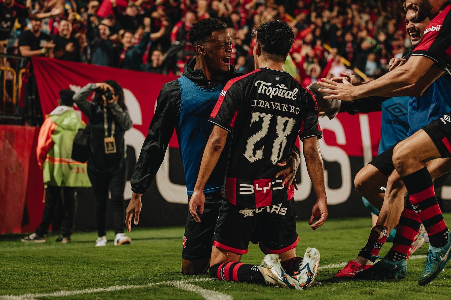 Rashir Parkins gritó a todo pulmón el gol de Joshua Navarro y lo festejó con él.