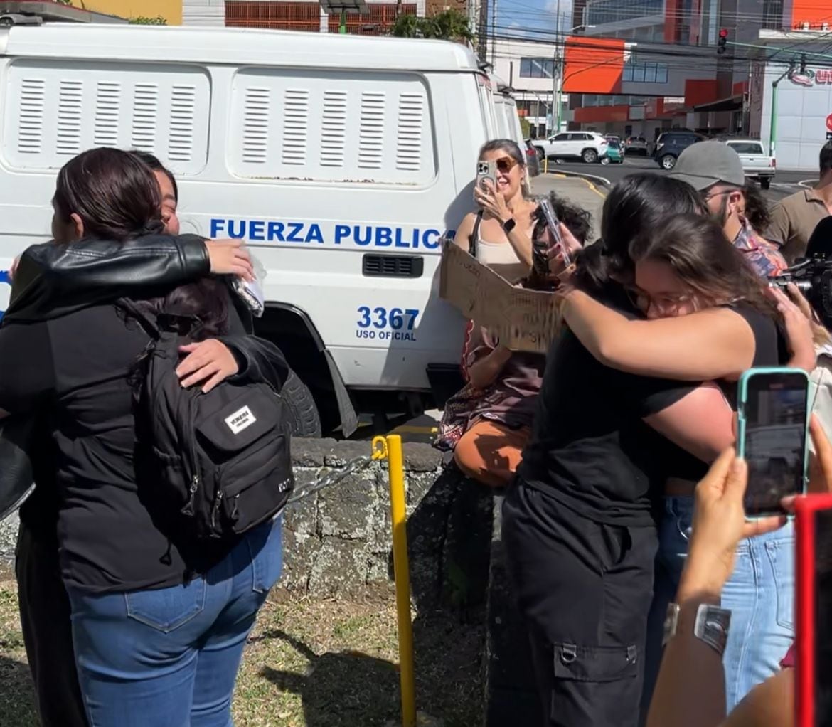 Estudiantes, docentes y activistas se congregaron este sábado frente a los Tribunales de Goicoechea en apoyo a Aren Vindas Álvarez y Yoilyn Bermúdez Morales aquí justo luego de ser liberadas.