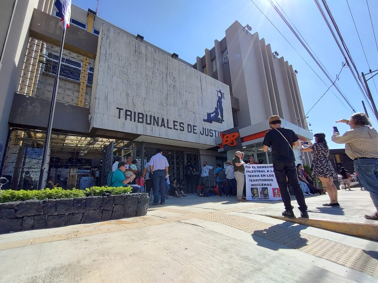 En las afueras de los Tribunales de Pérez Zeledón varios grupos llegaron con pancartas pidiendo justicia para el líder indígena fallecido en el enfrentamiento ocurrido en Térraba en el 2020. Foto: Mario Cordero.