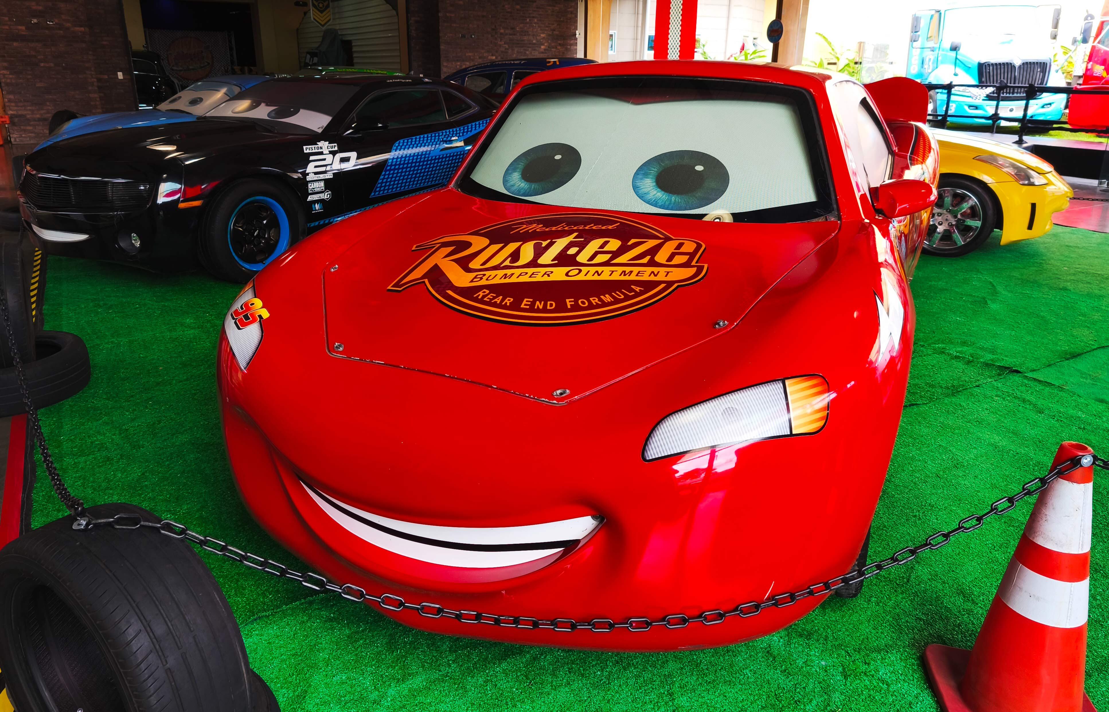 Entre los vehículos exhibidos destacan réplicas de Rayo McQueen, Mate y el autobús de Toy Story, todas con licencia oficial.
