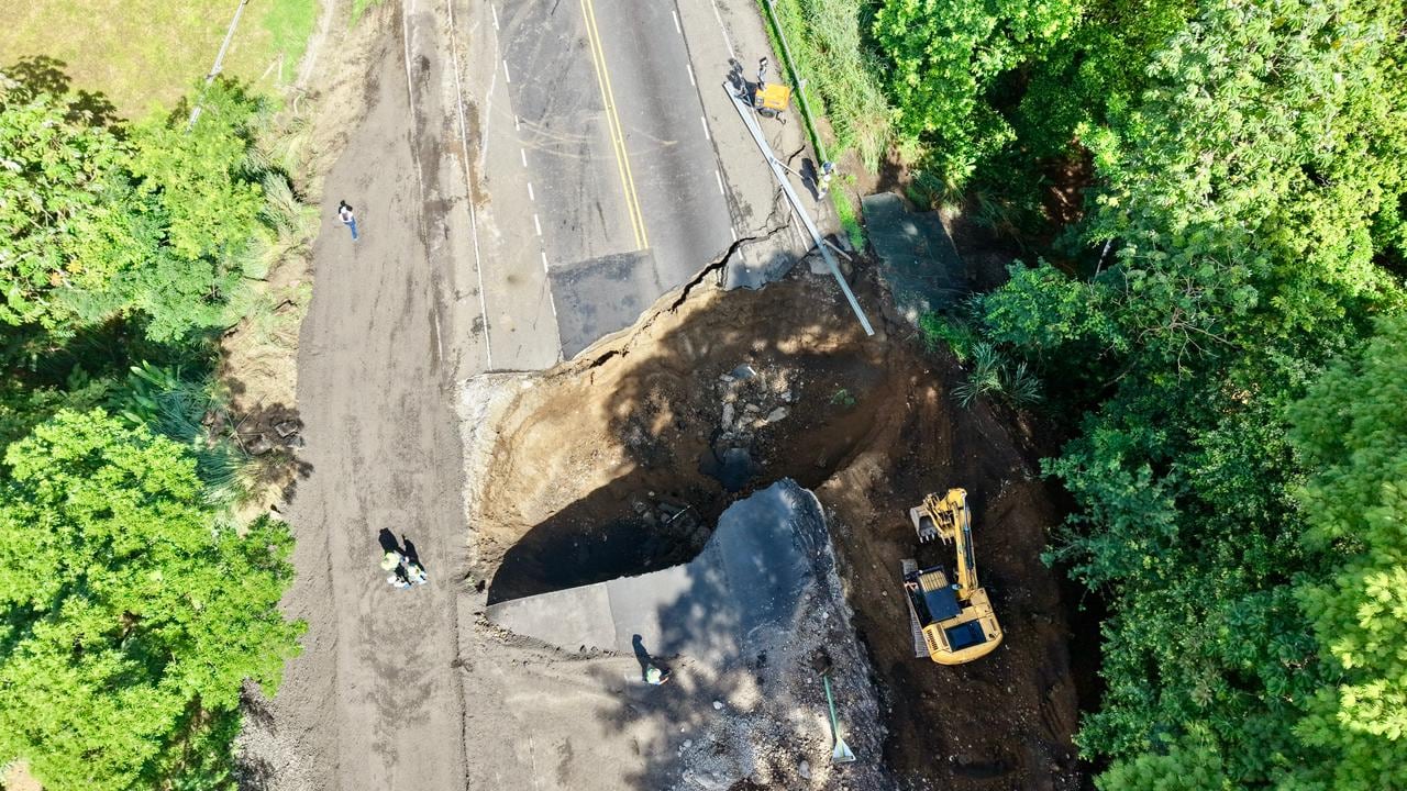 Así se observa el hundimiento en la ruta 27 este jueves 28 de mayo.